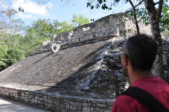 Observando um Juego de Pelota nas ruínas mayas de Cobá, na península do Yucatán, no México